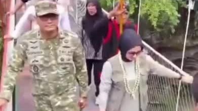 印尼一座悬索桥在启用仪式上突然坍塌，众人紧抓桥体不敢撒手