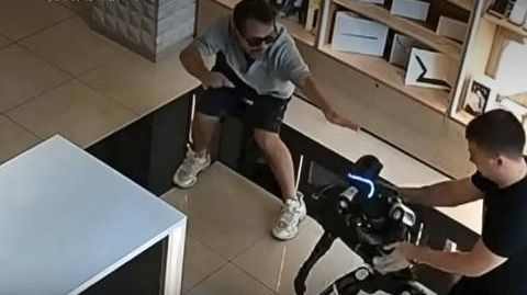 机器人也有脾气，被老外推搡，反手就打回去#宇树科技# #机器人# #