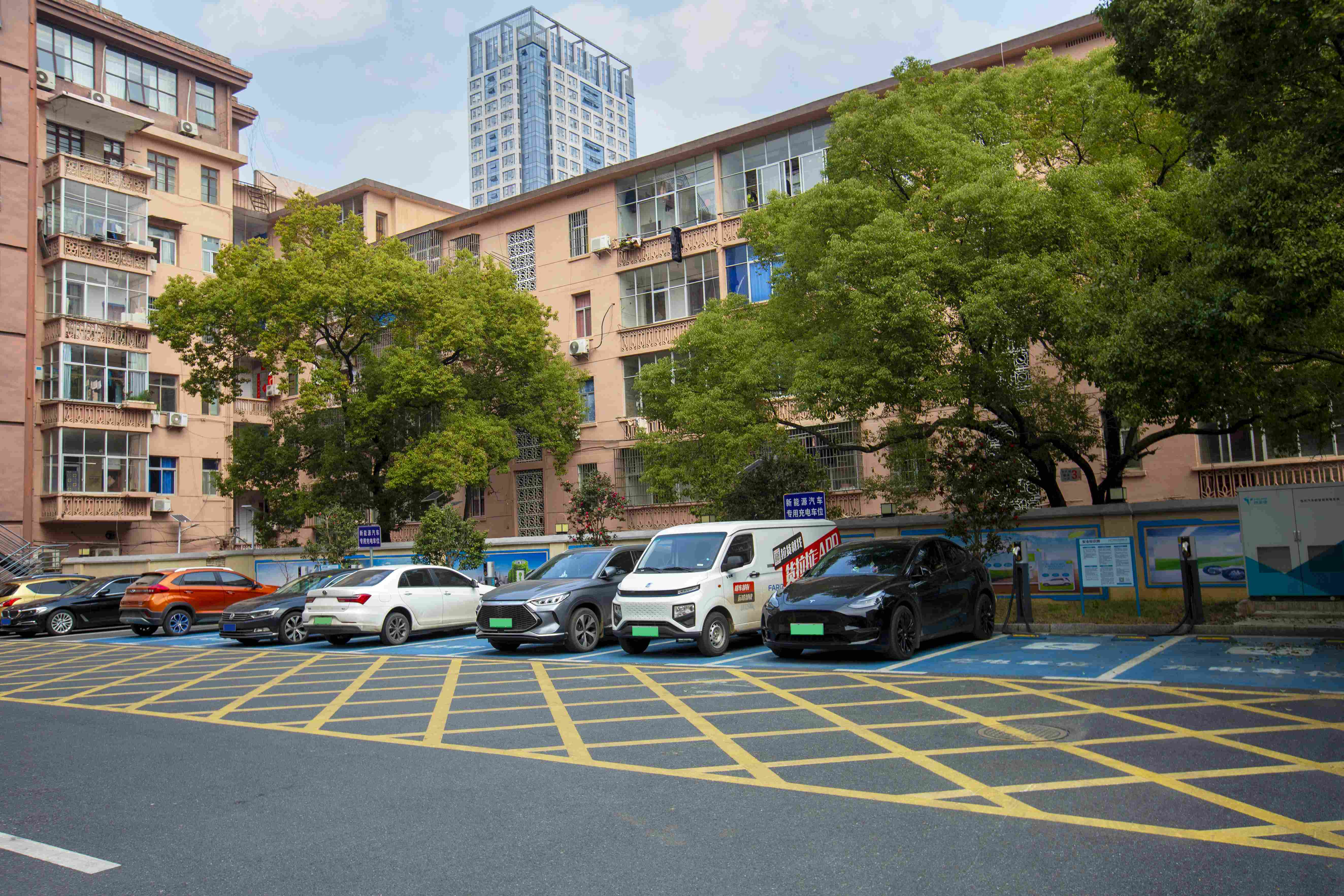 ▲吉州区明惠路智慧停车场占地面积2449.1平方米,规划设置64个停车位,车位排布整齐、场地规范有序,通过智慧化运营管理,有效盘活城市停车资源,方便市民就近停车。