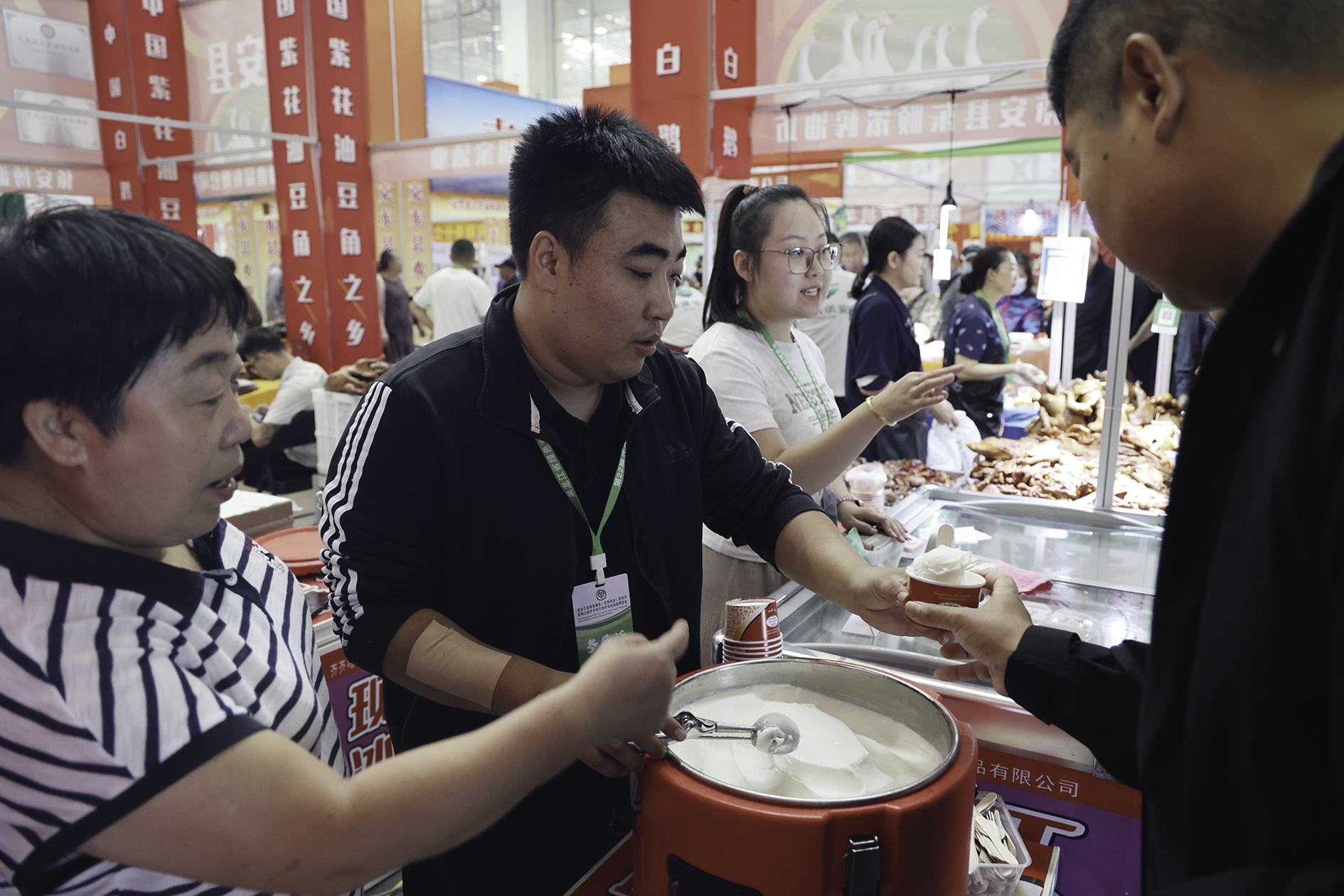 齐齐哈尔:老品牌创新 新面孔传韵——参展商与绿博会的故事越写越精彩