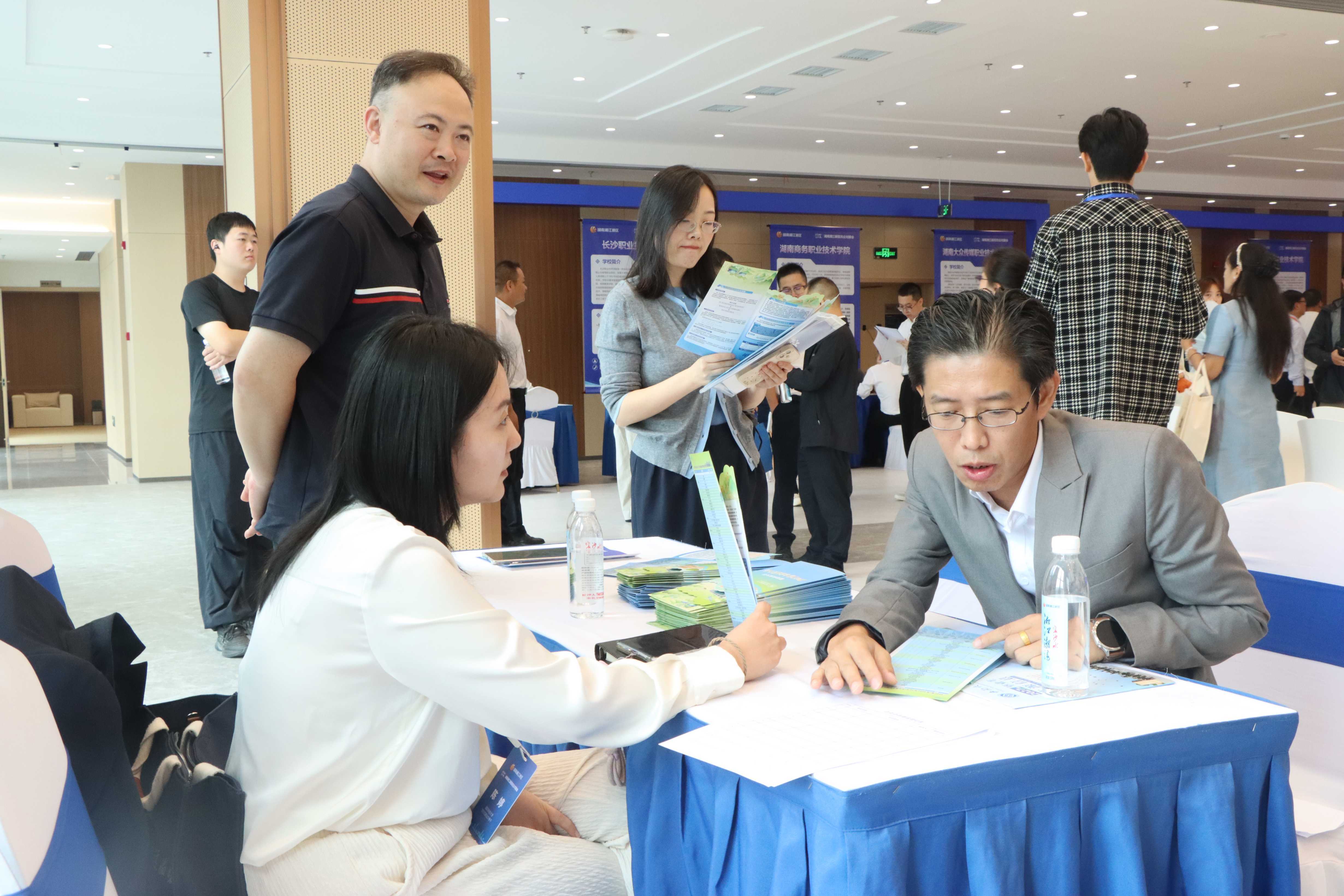 湖南奥创普科技有限公司人事总监罗林在高校展台前洽谈对接合作。 胡谦 摄