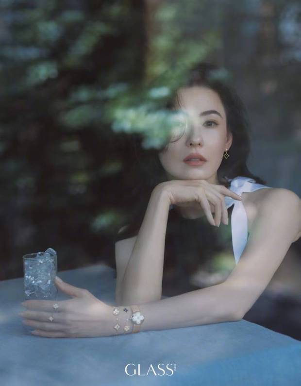 搜狐娱乐讯 近日，张柏芝一组九月刊封面大片释出，她驾驭多套风格穿搭搭配精致珠宝配饰，优雅松弛，尽显千禧年港风珠宝美人格调。