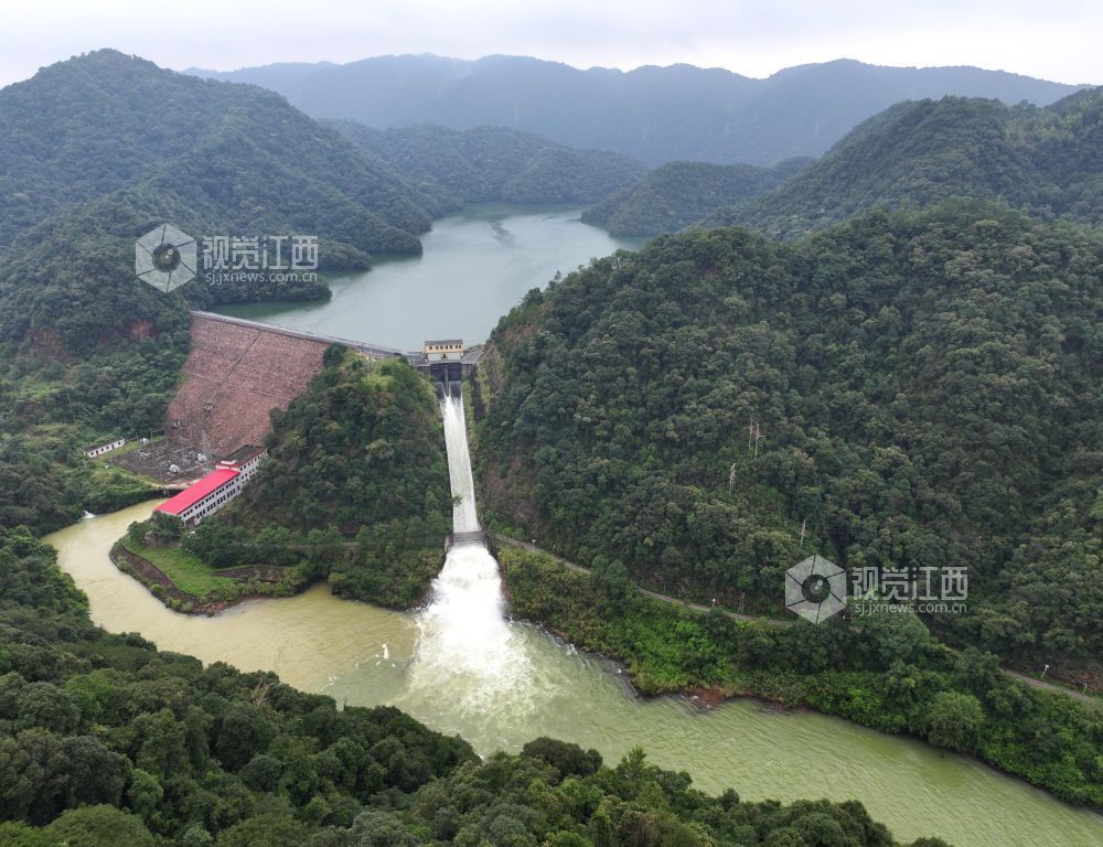 2026年9月1日,江西省吉安市泰和县南车水库正在泄洪。