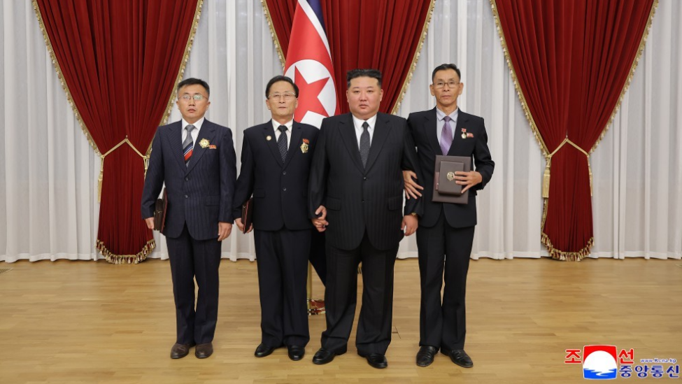 金正恩表彰为强化国防力量作出突出贡献的人员
