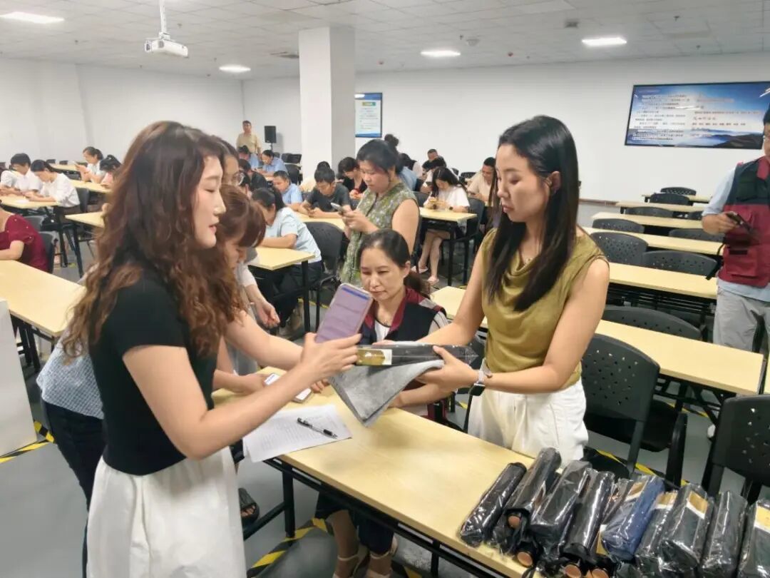发放纪念品