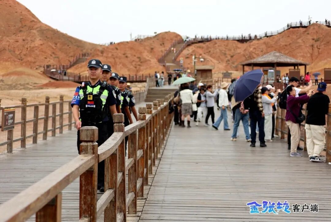 9月3日,临泽县公安局丹霞派出所民辅警穿梭于人流中,织密景区安全防护网。