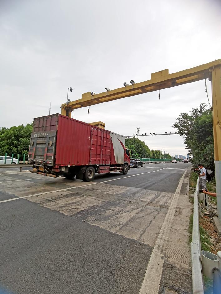 货车通过高精度动态称重系统 楚天都市报极目新闻记者卢成汉 通讯员肖敏摄