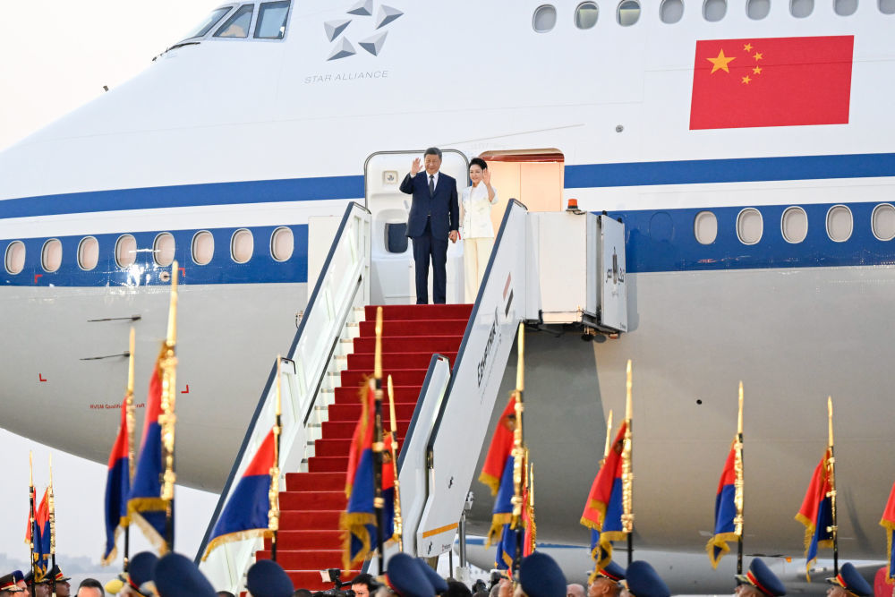 当地时间9月1日晚,国家主席习近平乘专机抵达开罗,应埃及总统塞西邀请,对埃及进行国事访问。这是习近平和夫人彭丽媛步出舱门。新华社记者 申宏 摄