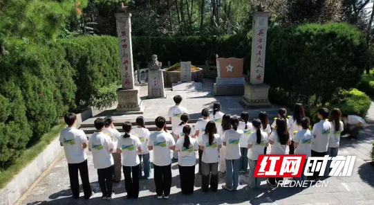 志愿者们在烈士墓前敬献鲜花、集体默哀