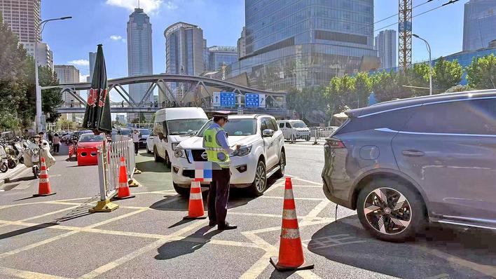 同济医院门口的黄网格线内严禁停车