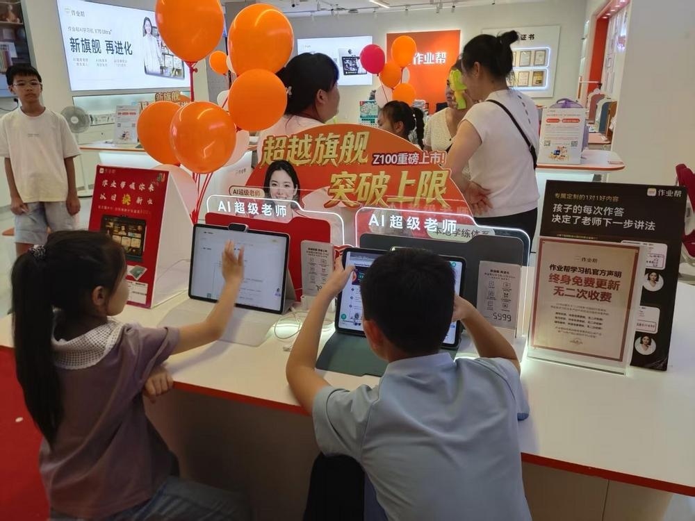 市民在宜春中心城区某商场专柜体验学习机。 (记者 张梅玲 摄)