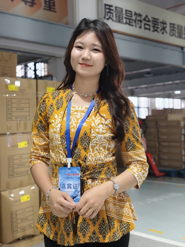 印度尼西亚网红林凤凤接受采访 摄影 彭声彬