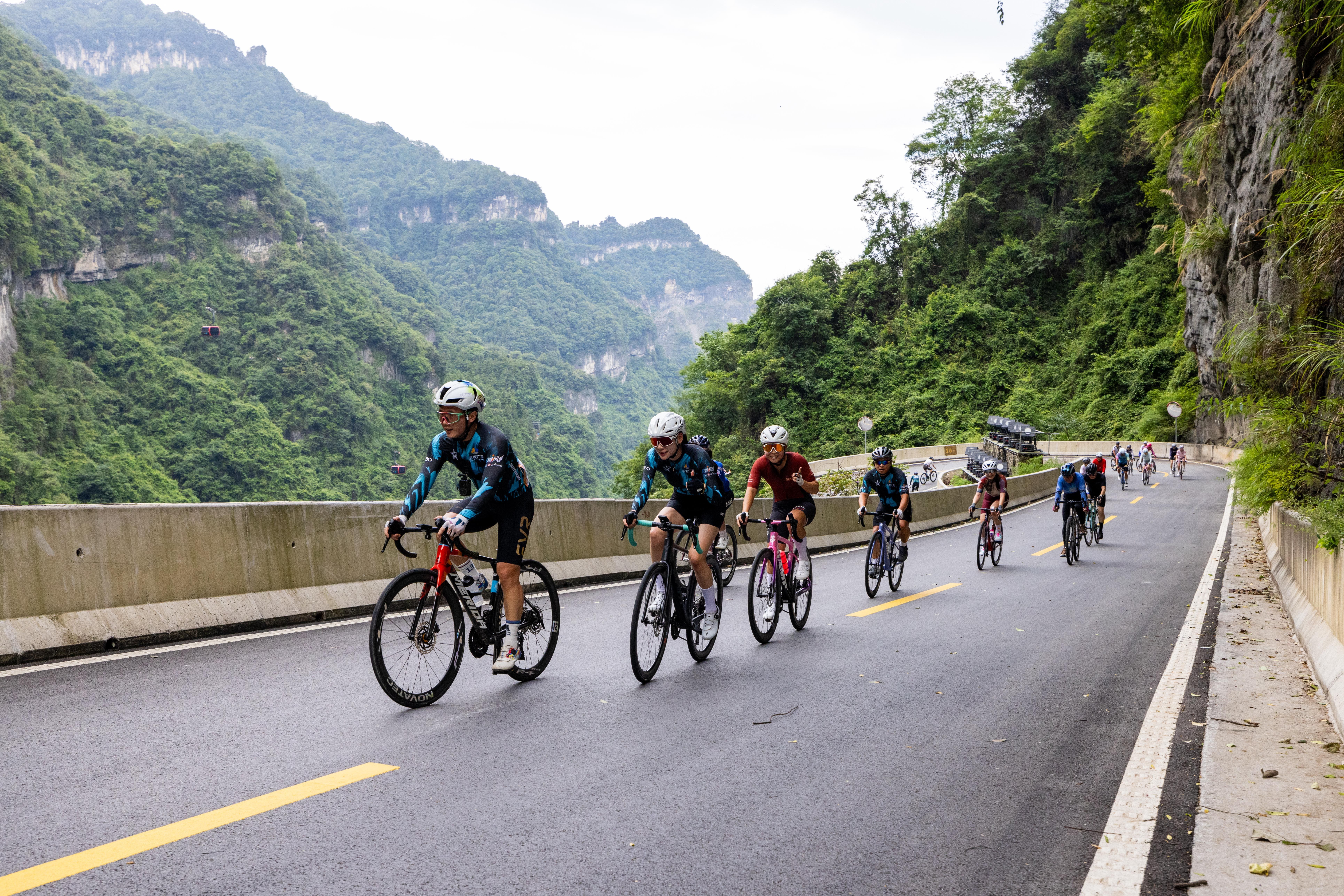 2026天门山自行车嘉年华举行 1531名骑手竞速山水间
