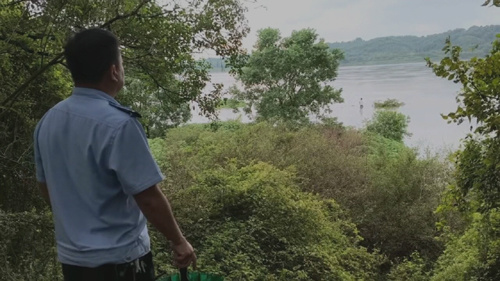 男子被困江中浅滩