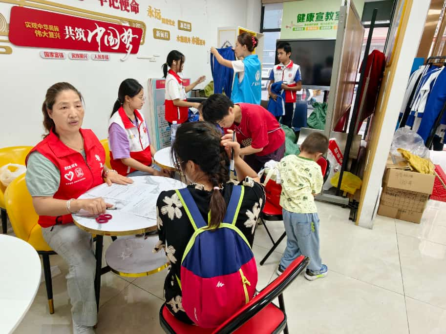 旧衣焕新迎开学 志愿暖心传新风——流塘社区校服以旧换新公益活动圆满落幕