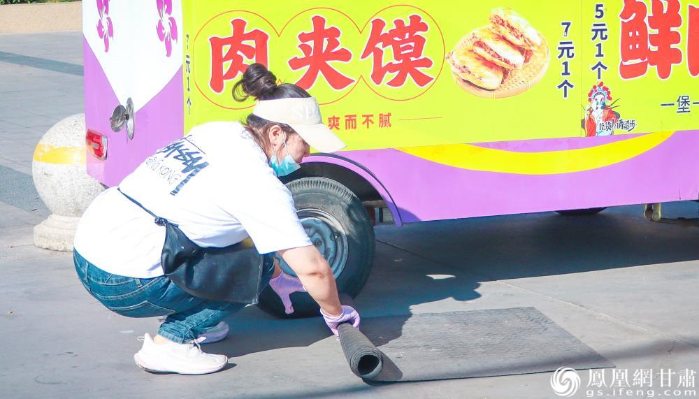 经营者整理早餐车前的卫生　金川区融媒体中心供图