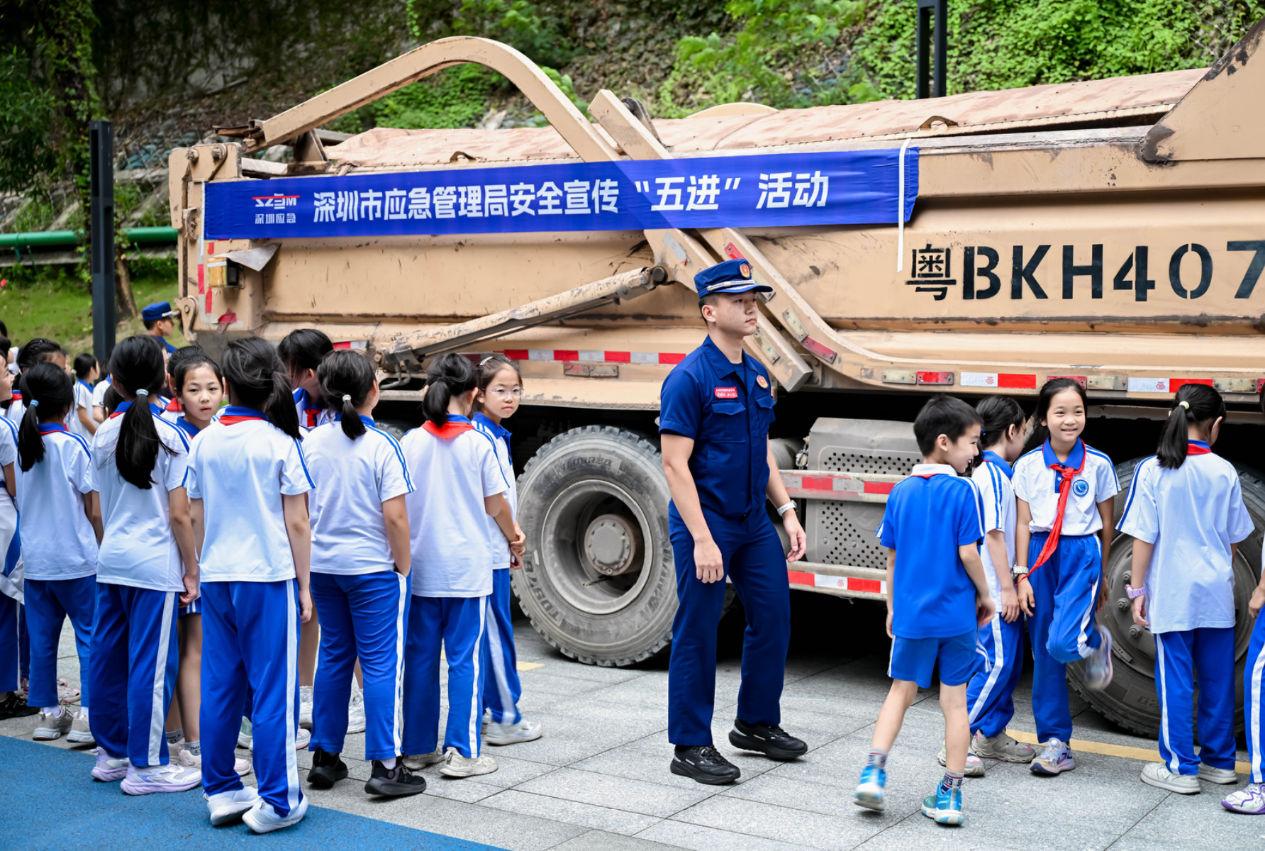上好开学安全第一课护航平安美好新学期——深圳开展安全宣传“进学校”主题宣教活动