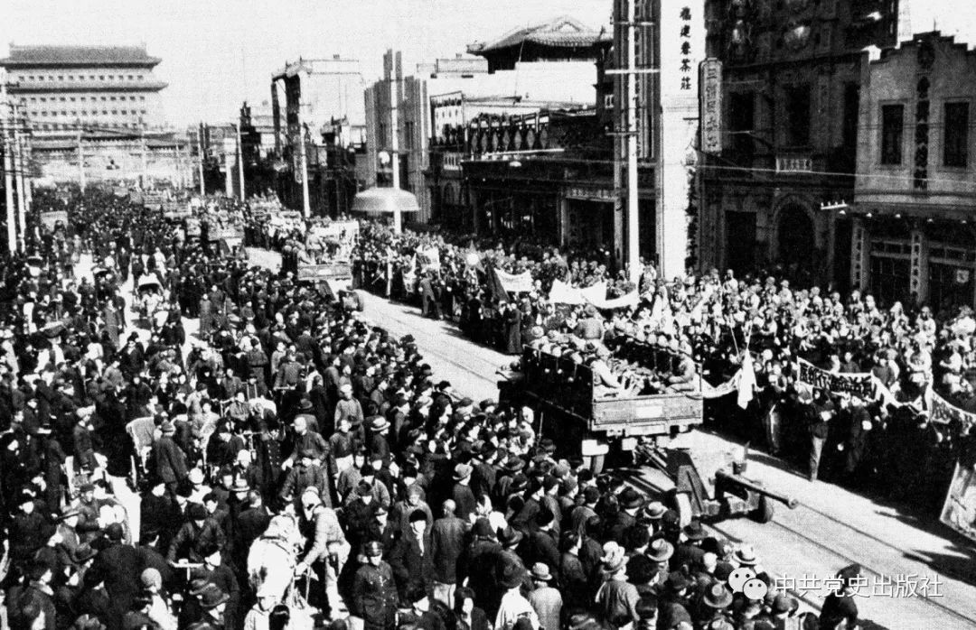 1949年1月31日，北平和平解放。图为人民解放军举行入城仪式