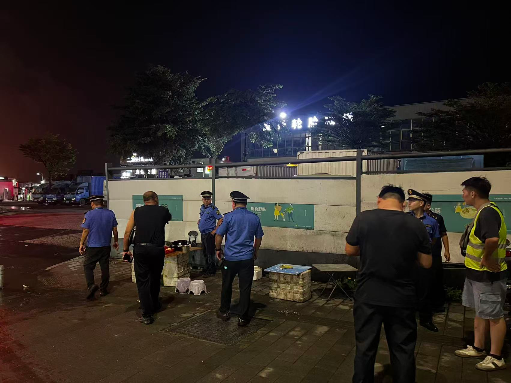 整治占道经营乱象 规范城市经营秩序
