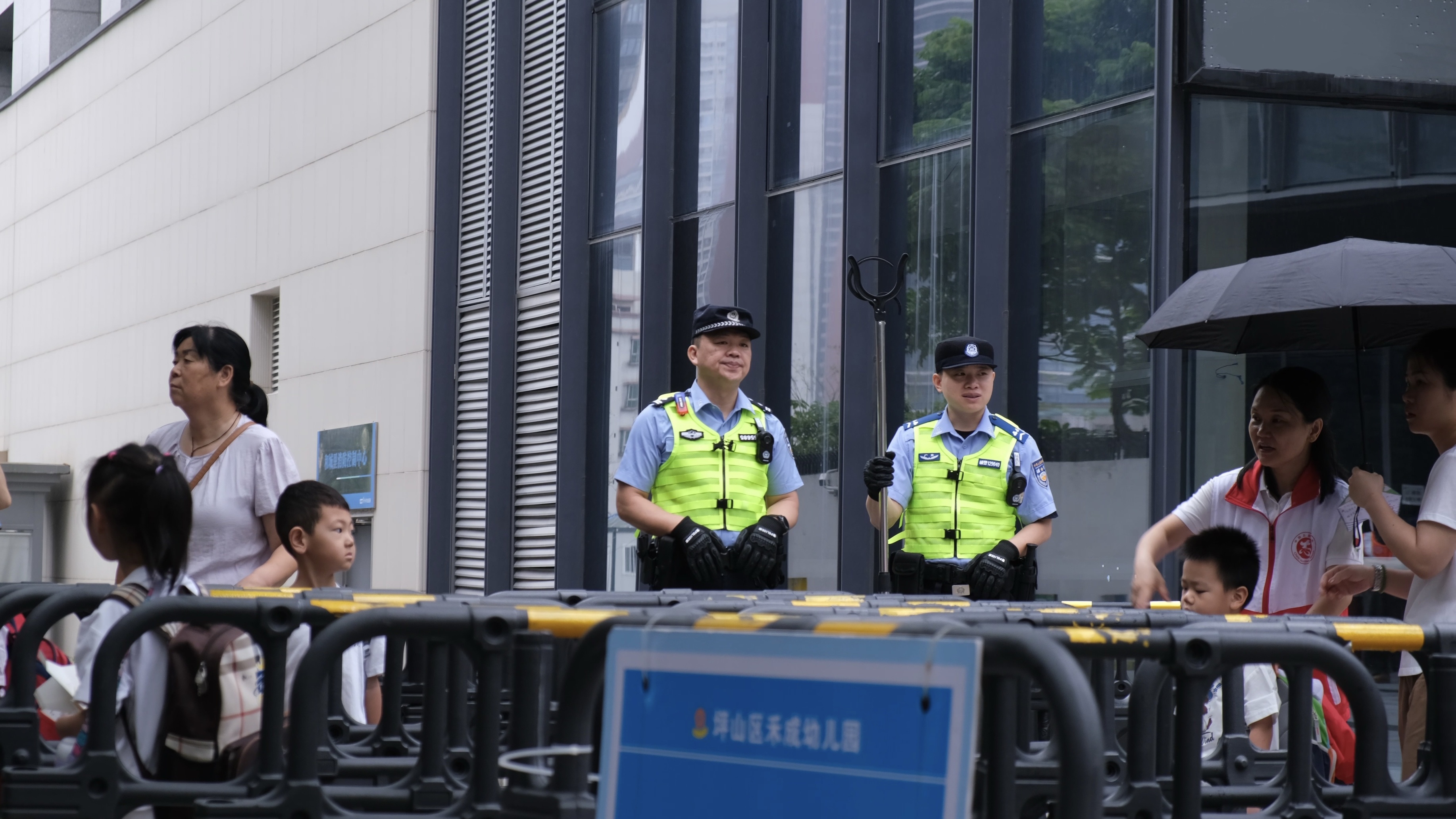 民警在学校值守