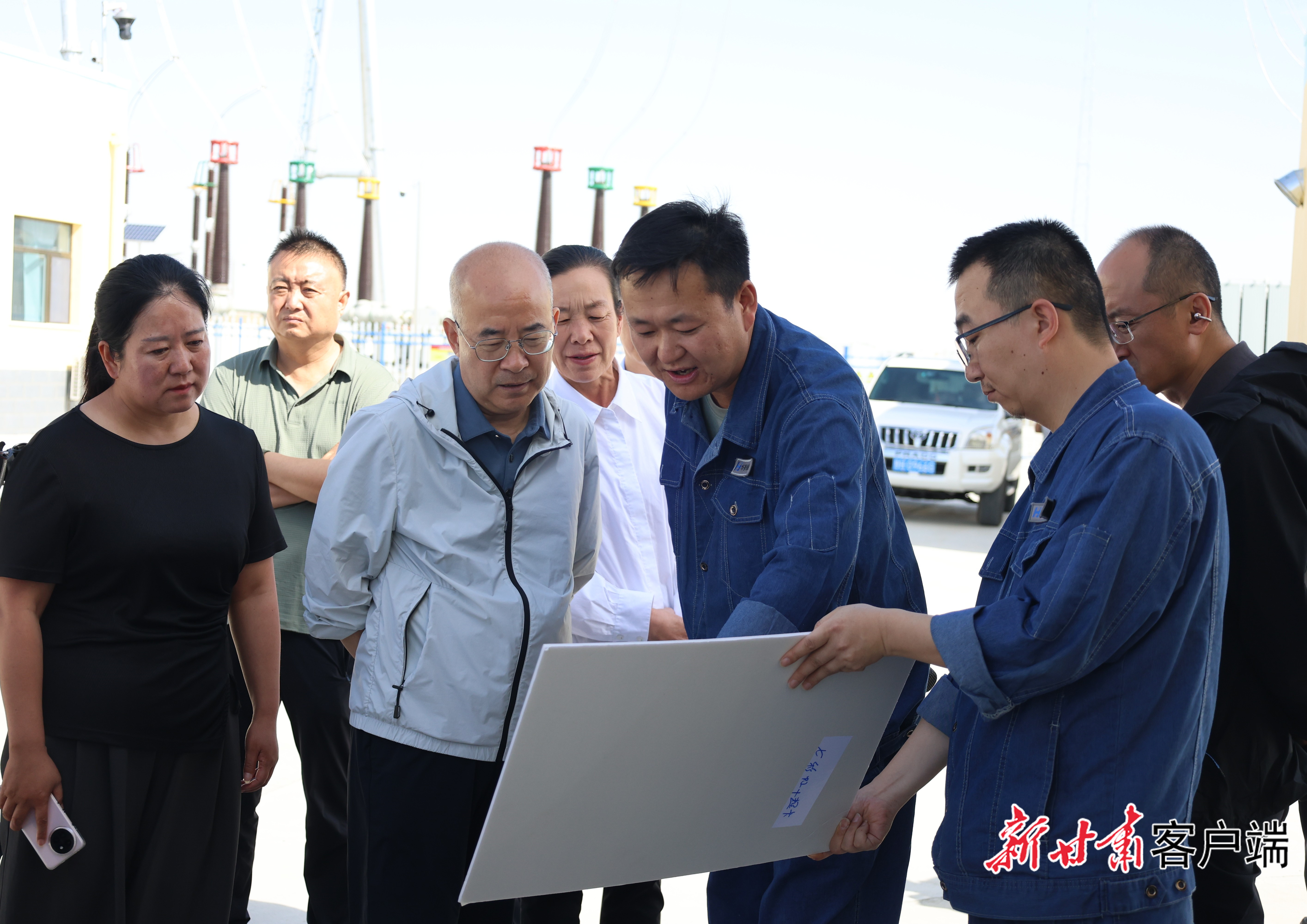 全国人大代表,武威市古浪县裴家营镇党委委员、副镇长候选人李光霞(左一)在项目现场了解情况。新甘肃·甘肃日报通讯员 齐昕 摄