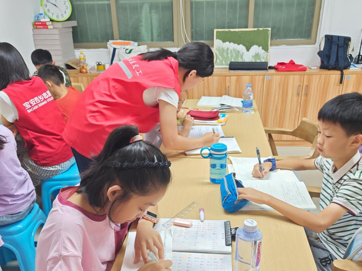 西乡街道固戍社区“志愿青苗&middot;童学加油站”圆满收官，工作人员志愿联动护航暑期成长