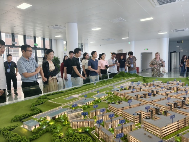中外网红参观现场 摄影 彭声彬