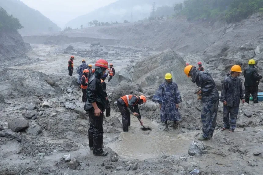 救援人员在特里舒利3A水电站隧道附近行动