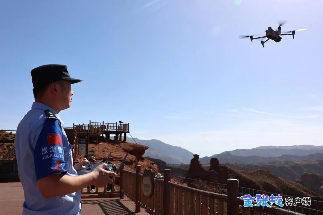 9月2日,张掖平山湖大峡谷景区“峡谷卫士”启动无人机,开启“空地一体”智慧巡逻模式。
