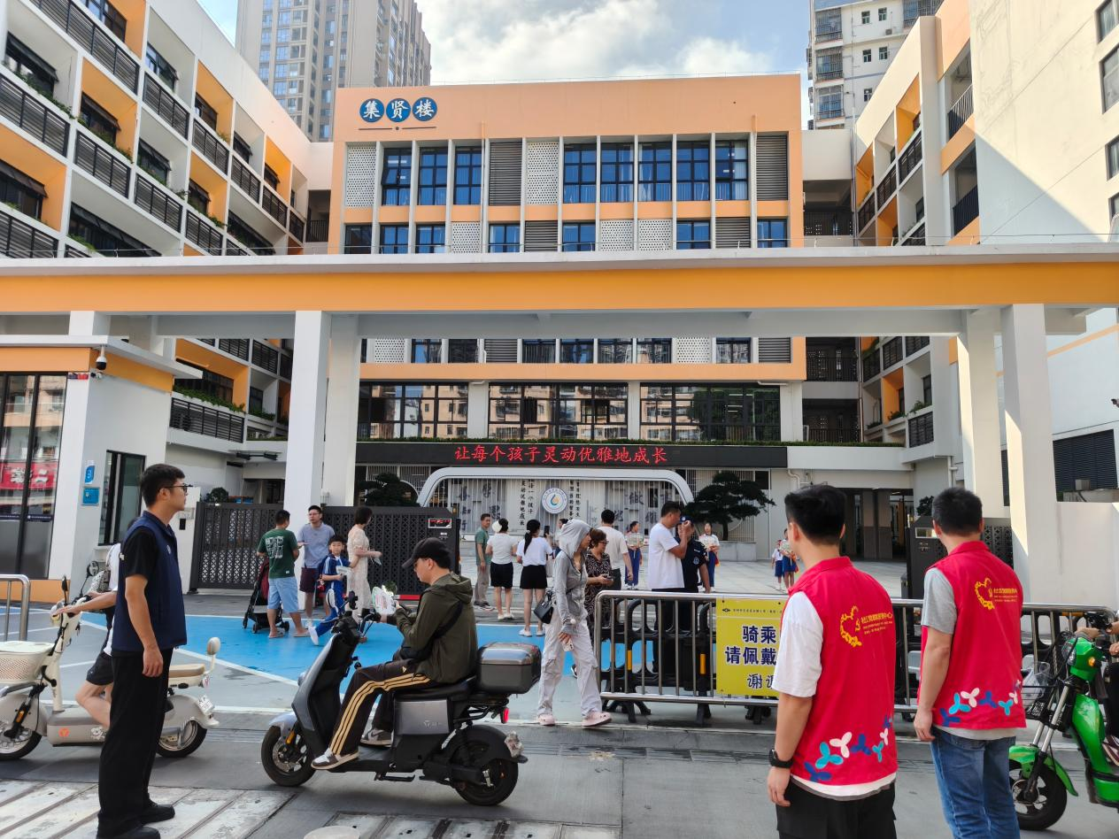 校社联动护开学 暖心守护平安路——流塘社区联合辖区小学护航新生入学安全