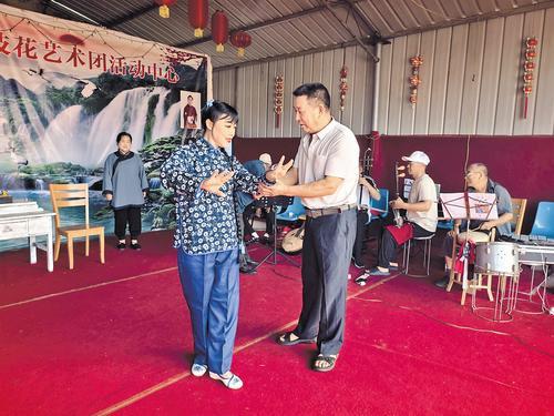 8月25日，滦南县倴城镇李庄子村“三枝花艺术团”演员正在排练节目。本报记者 王育民摄