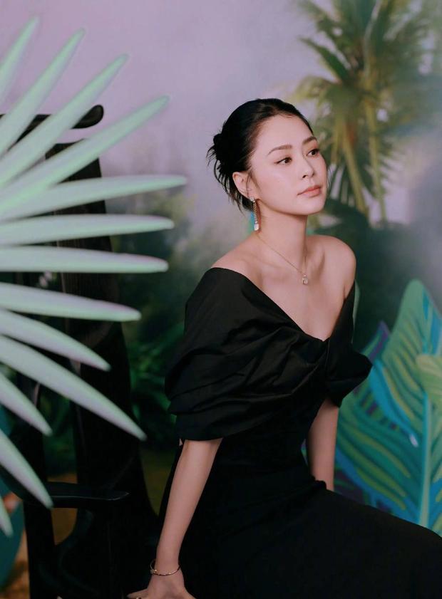 搜狐娱乐讯 30日，钟欣潼（阿娇）在社交平台上晒出一组美照，并配文称：“赴一场属于秋日的约会。”