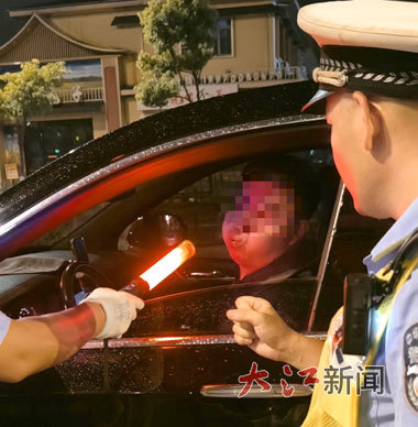 男子因喷香水导致酒精测试棒亮红灯。