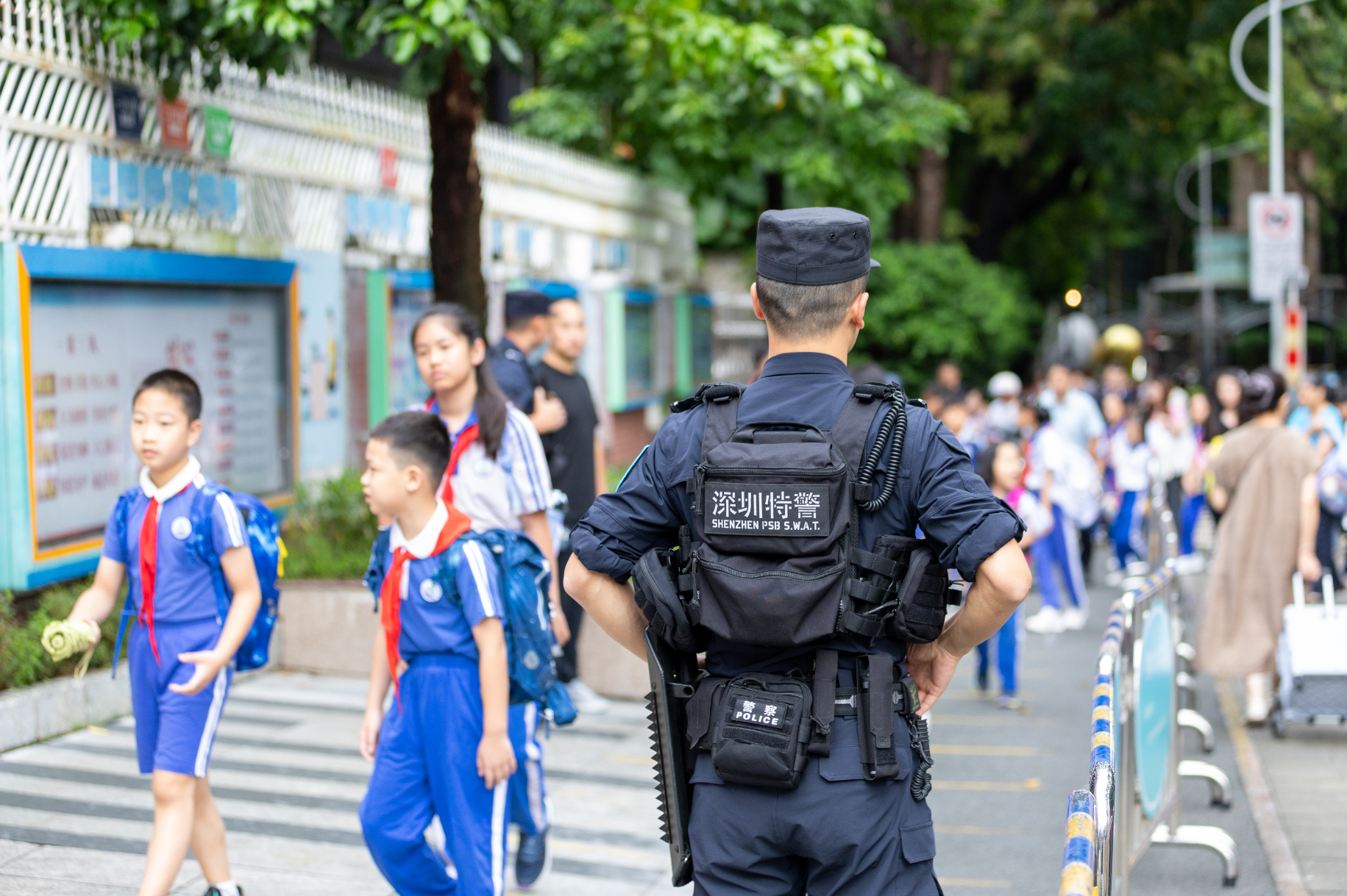 深圳特警守护学子“上学路”