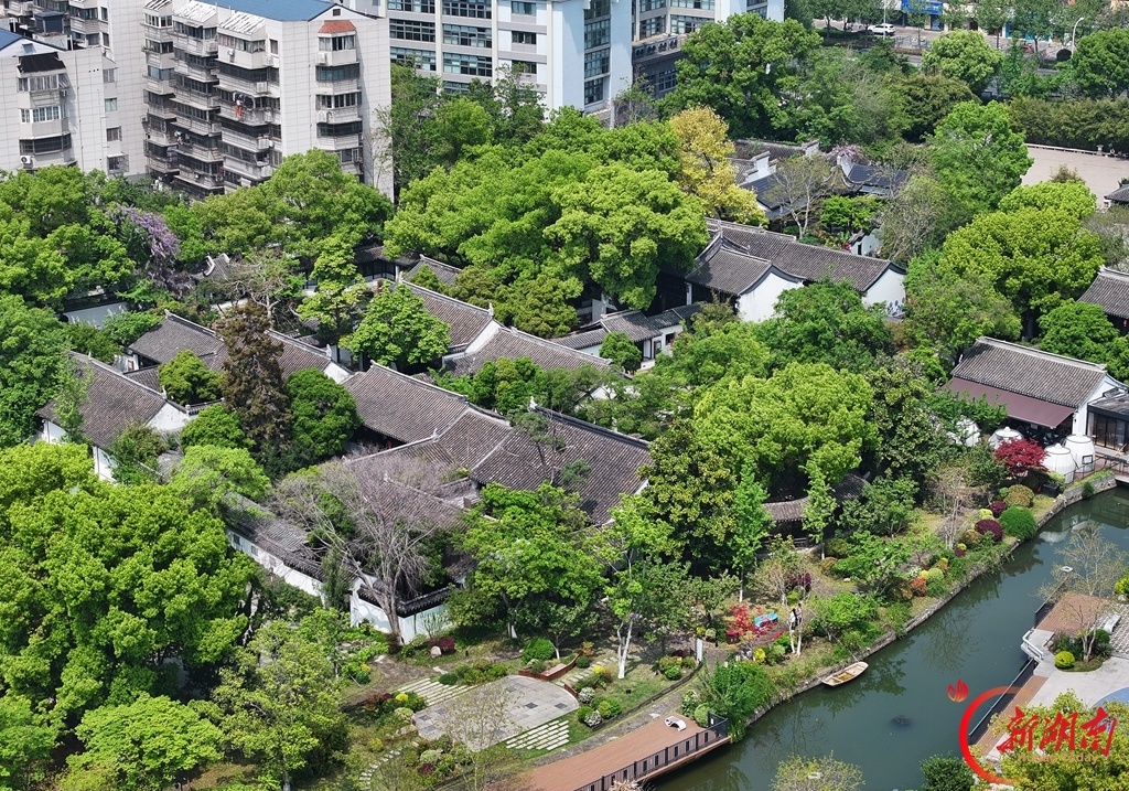 东林书院身处闹市，却自辟宁静。