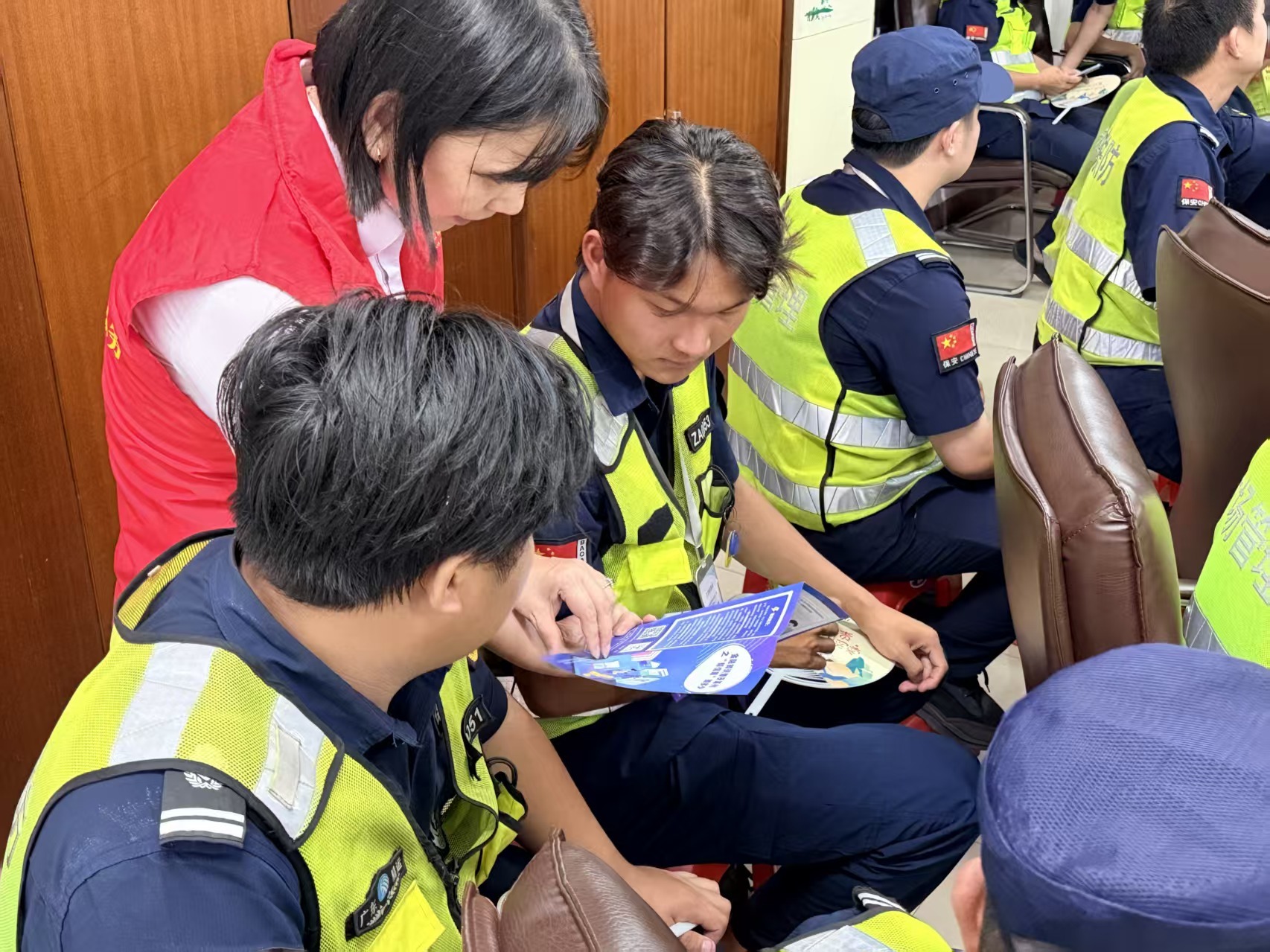 筑牢金融反诈防线 守护百姓万家钱财 农行佛山南庄上元支行走进易运农产品交易中心开展反诈宣教活动