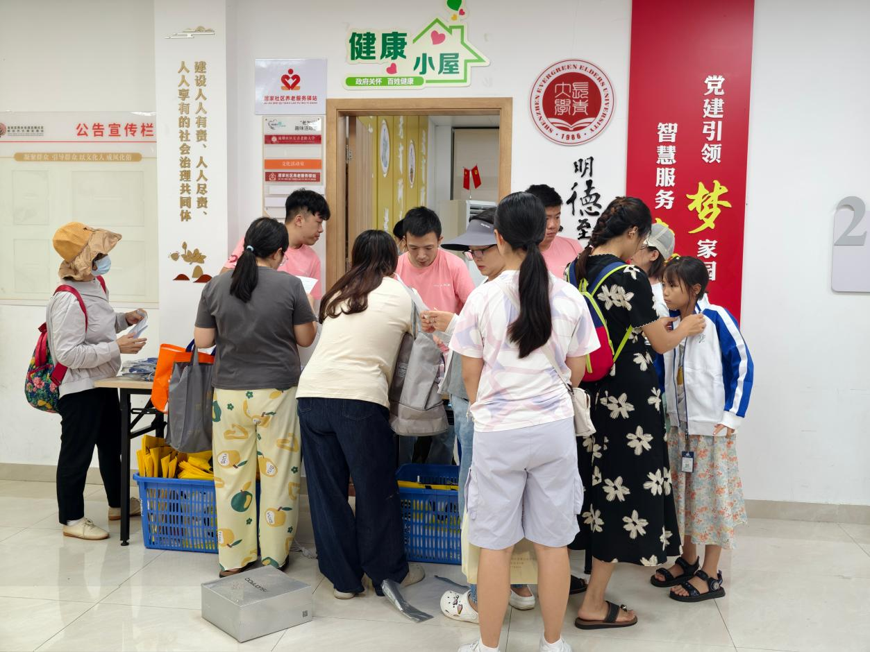 旧衣焕新迎开学 志愿暖心传新风——流塘社区校服以旧换新公益活动圆满落幕