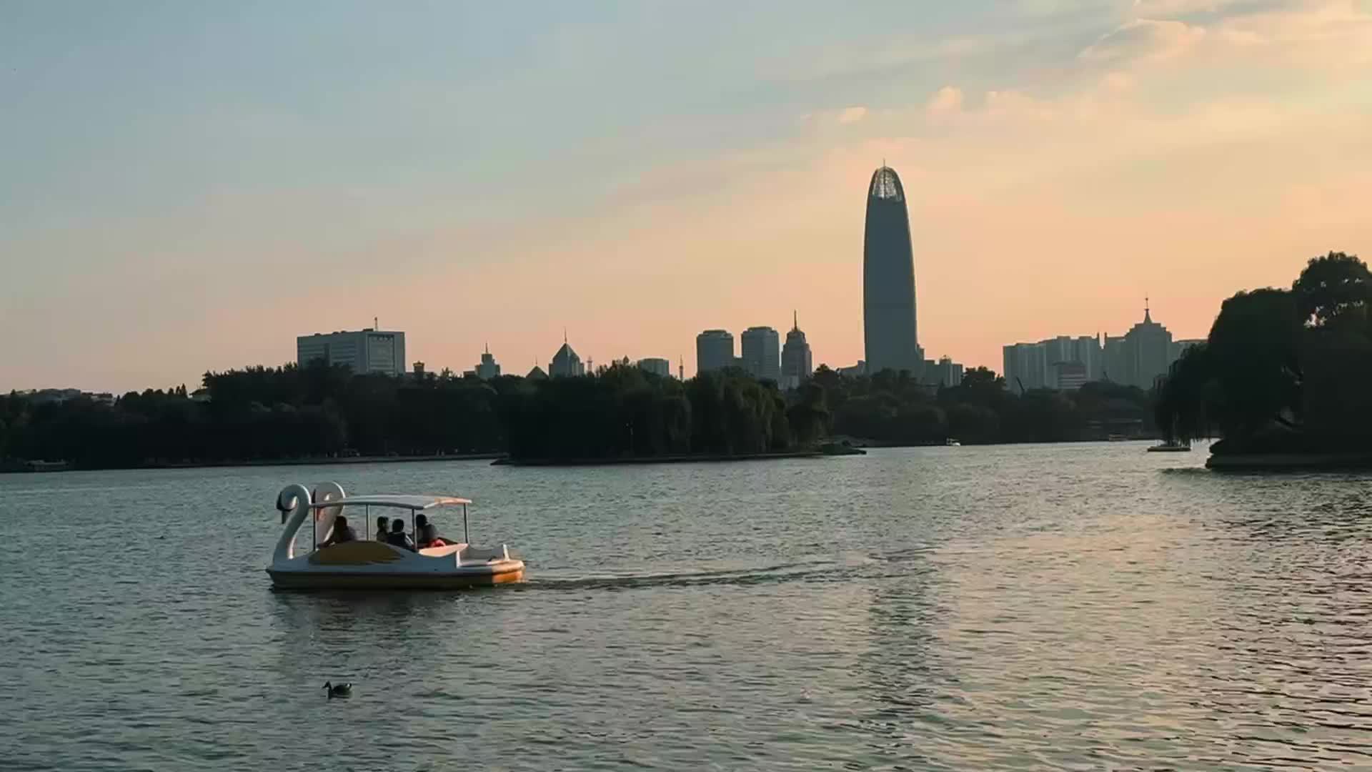 济南大明湖初秋暮色醉游人