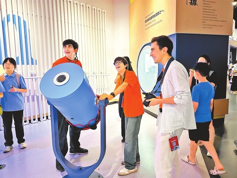 保加利亚学生在郑州科技馆体验展品空气炮。 刘依然 摄