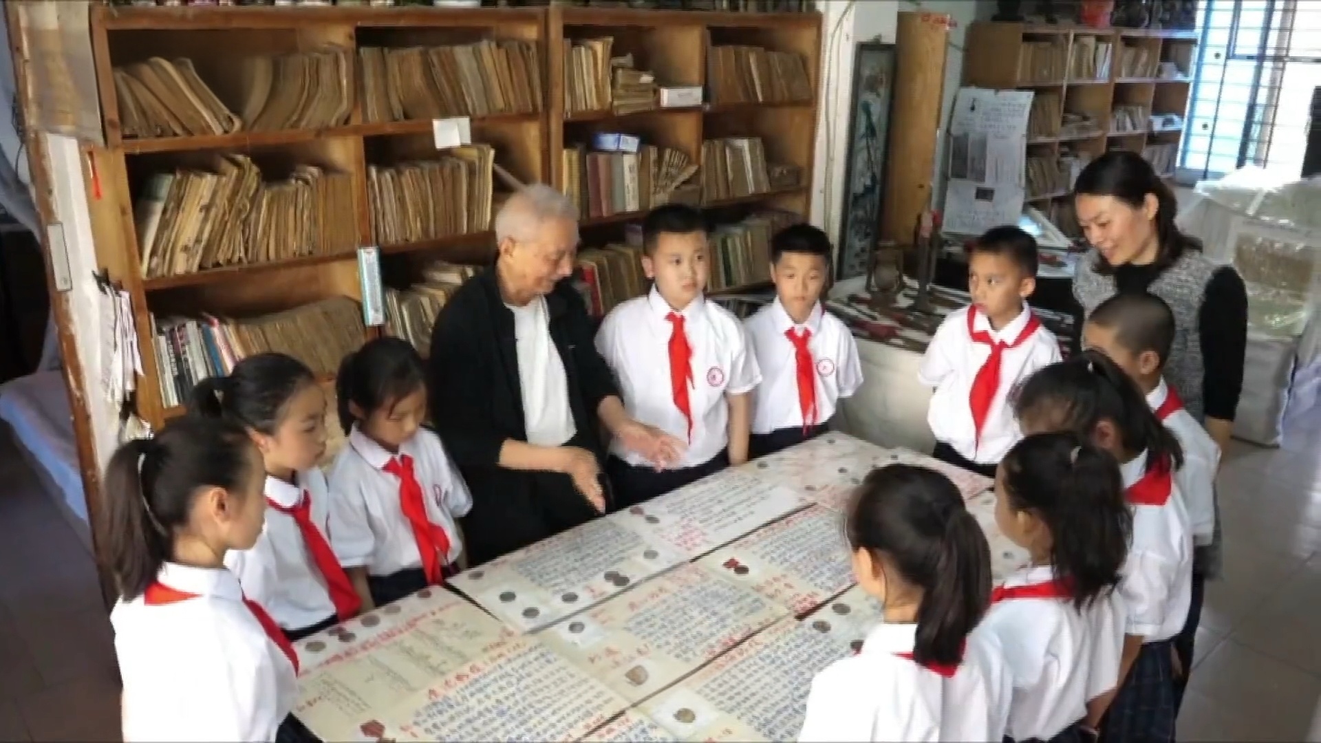 ▲吴季良为吉州区北门小学学生讲述红色藏品背后的故事