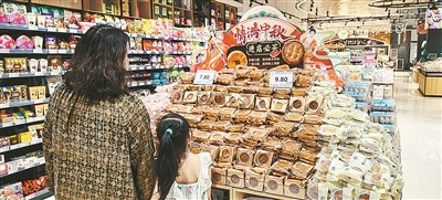 市民在超市选购月饼