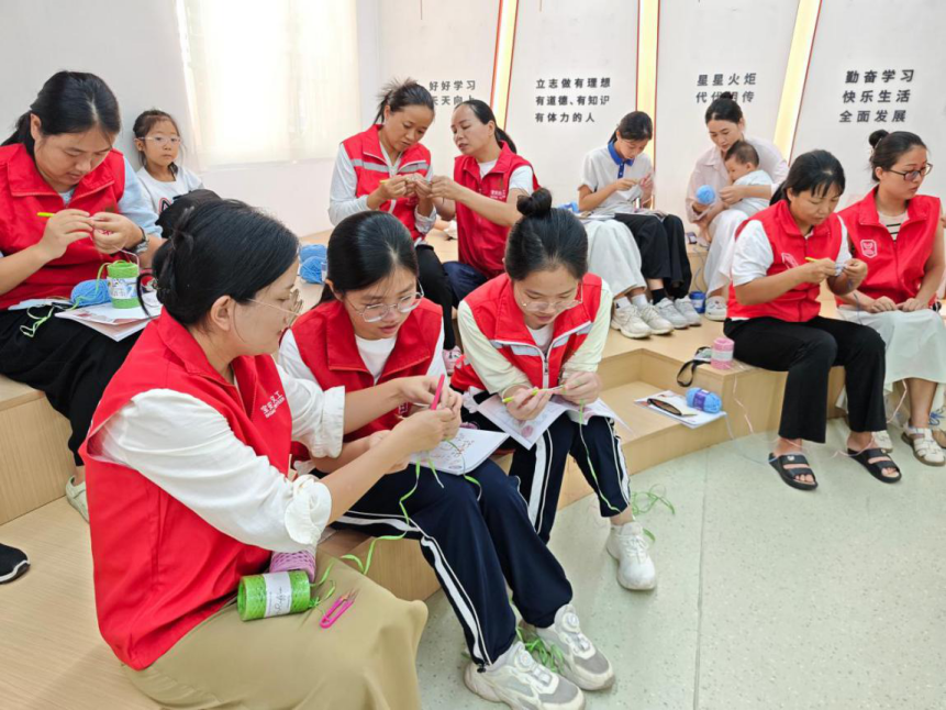 “钩针牵起邻里情，彩线织就志愿心”——西乡街道固戍社区“织愿队”钩织课堂为邻里守望添彩