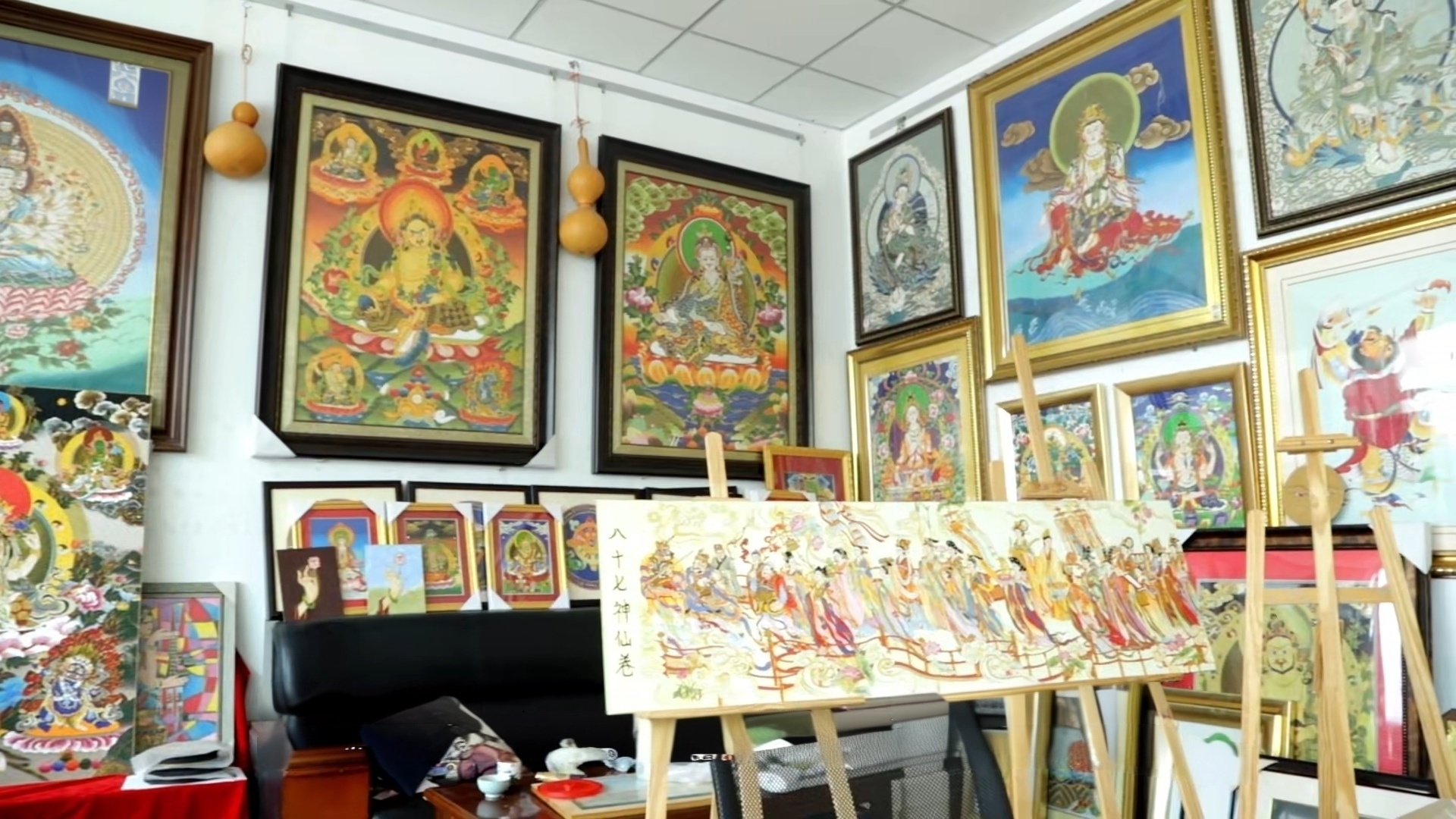 工作室内掐丝珐琅作品