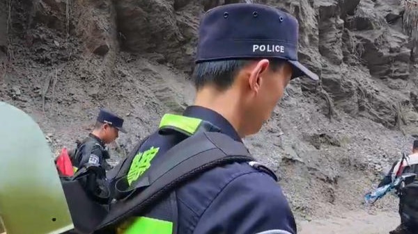 泪目！移民警察挺进国门，“他女朋友也在下面”