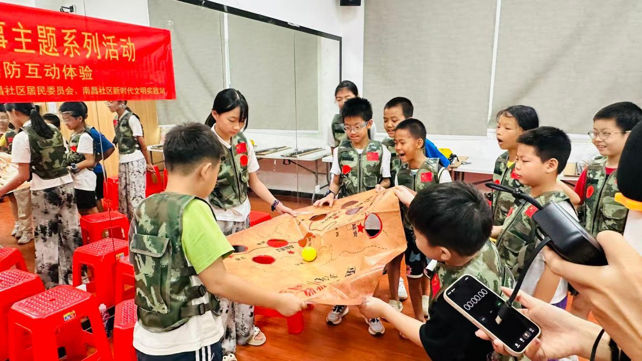 本次活动以“沉浸式体验、趣味式研学”为特色，摒弃传统单一的理论宣讲模式，将国防知识、军事素养、强军精神融入趣味闯关游戏中。现场设置的各项军事体验互动项目，内容丰富、寓教于乐，兼具安全性、趣味性与科普性，让青少年在亲身参与、闯关挑战中近距离接触国防文化。