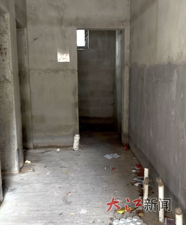 公共卫生间臭气熏天。