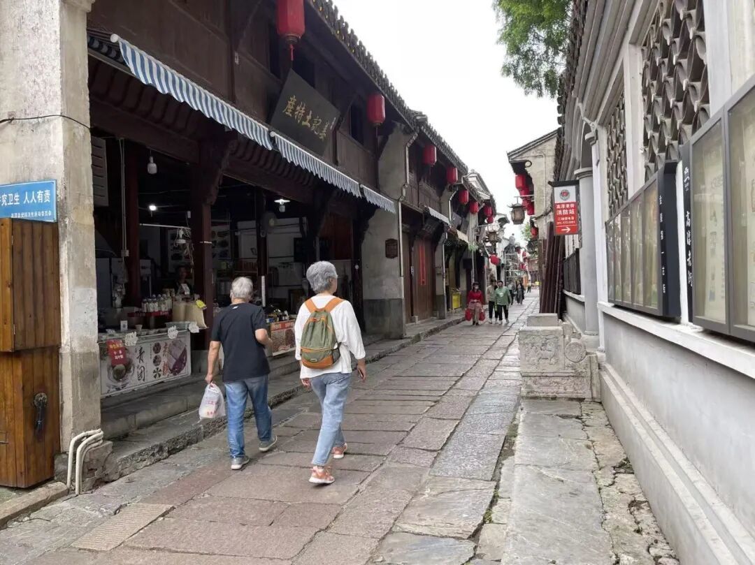 游人在高淳老街内漫步