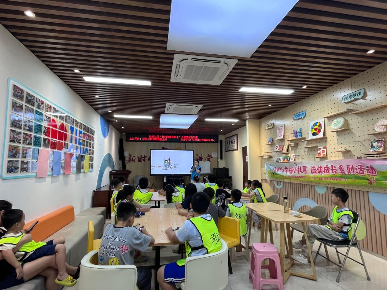 图二:社工生动讲述了《情绪小怪兽》绘本故事，引导孩子们在轻松愉快的氛围中认识各种情绪
