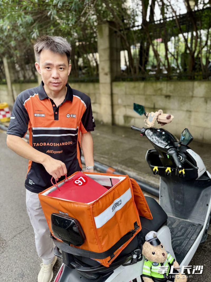 小哥羞涩地将护肤品收好,准备给爱人一个惊喜。 均为长沙晚报全媒体记者李卓摄