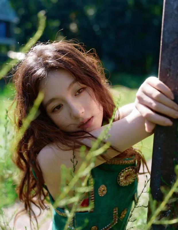李兰迪温婉慵懒。